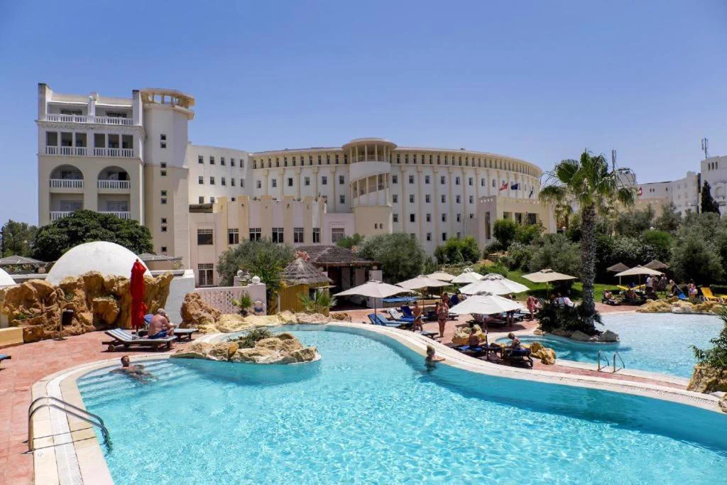 Piscine extérieure du Medina Solaria & Thalasso à Hammamet
