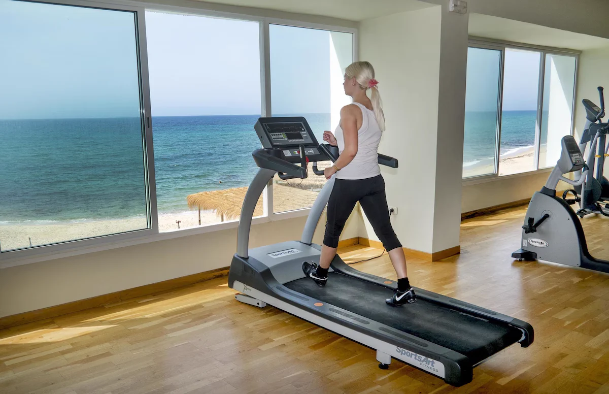 Salle de fitness face à la mer du Royal Azur Thalasso à Hammamet