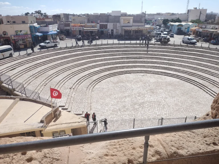 L'arène ovale de l'amphithéâtre d'El Jem vue depuis les gradins