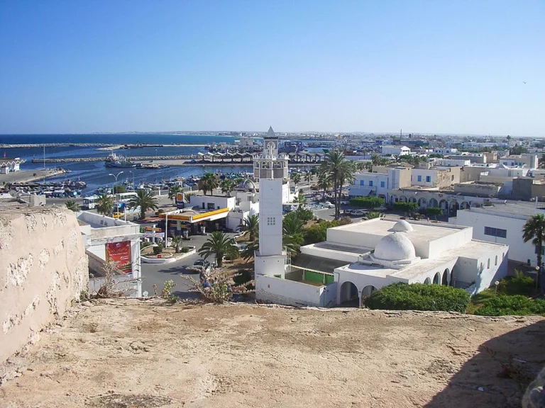 Minaret blanc et vue sur le port de Mahdia, en Tunisie