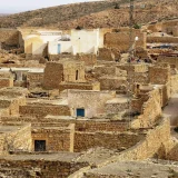 Vue du village de Matmata et de ses maisons étagées
